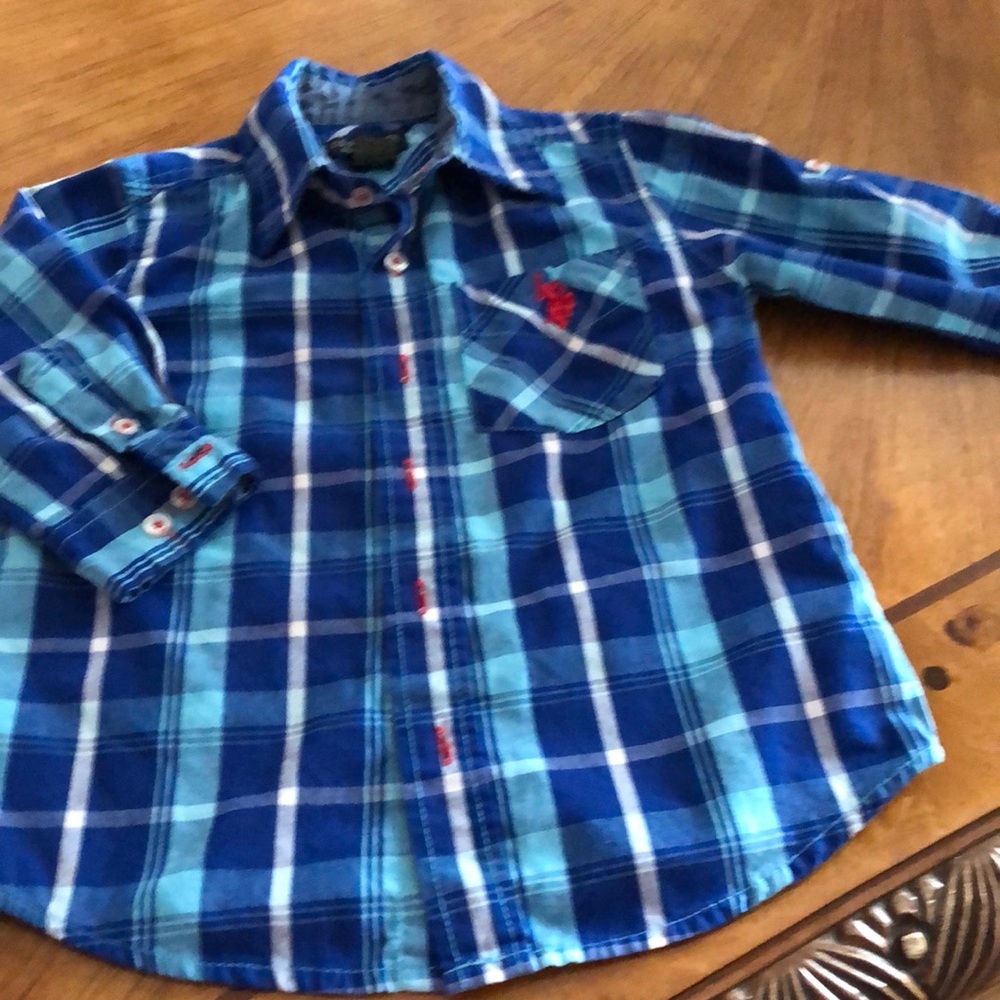 Polo long sleeve shirt.